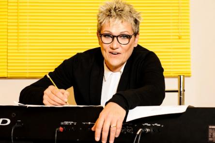 Maria Grazia Fontana presenta il nuovo video La Storia Siamo Noi con i SAT&B