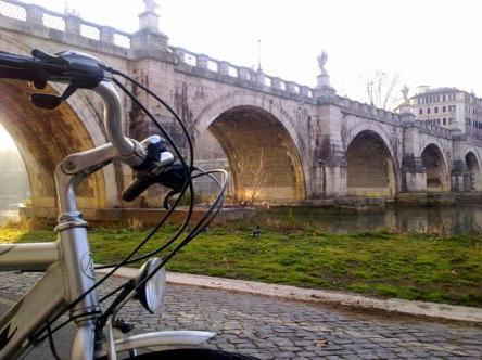Tour in bici: Passeggiando lungo gli argini del Tevere dalla Piramide Cestia all’EUR visit guid Roma