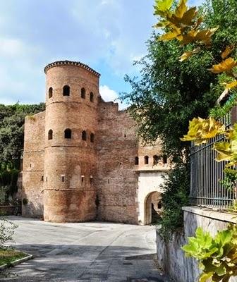 NOVITA' Tour in bici: Passeggiando lungo le Mura Aureliane da Porta S Paolo a S Lorenzo