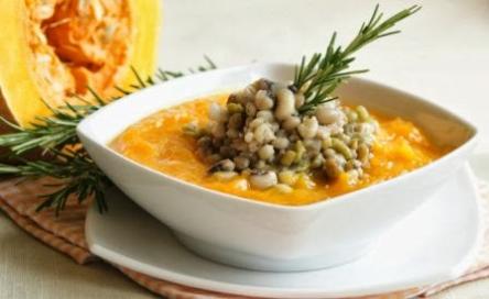 Erbe, frutti e semi mangerecci nel piatto
