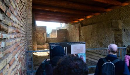 OmoGirando i mitrei di Ostia Antica